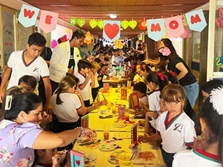 Honrando a las Madres en su día: Un Homenaje a su Amor Incondicional e Impacto en el Colegio Yale